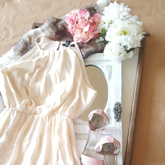 Cream colored  dress - Picture 4 of 4